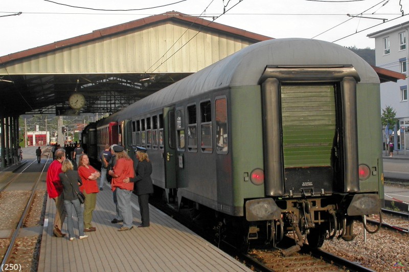 Bahn 250.jpg - Gemütlich wird die Sonderfahrt in den Regelfahrplan integriert.